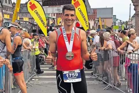 Glücklich im Ziel: Günther Stabel nach seinem ersten Ironman in Frankfurt.