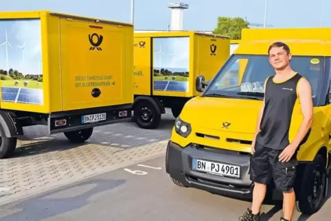 Post-Mitarbeiter Joachim Körbel ist als Zusteller mit einem von acht im Leiningerland eingesetzten Elektroautos unterwegs.