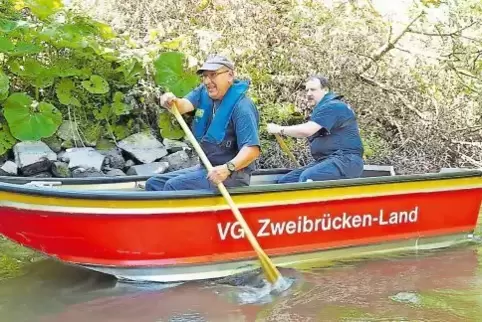 Das Feuerwehrboot fasst sechs Kameraden. Hier haben Johannes Jüllich (vorne) und der Contwiger Wehrführer Arthur Lorenz Platz ge