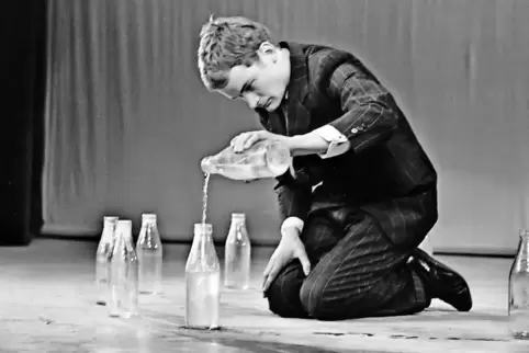 Tomas Schmit Anfang der 1960er Jahre bei seiner Performance mit Wasserflaschen, die ihn bekannt machte.