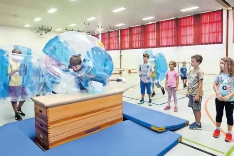 Mit den neu angeschafften Bubbleballs können sie sich austoben: Kinder bei der Ortsranderholung in Römerberg.