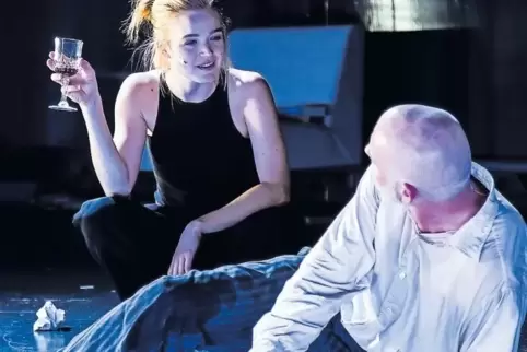 Aus dem Steppenwolf Harry Haller (Marco Albrecht) macht Hermine Sheila Eckhardt) einen vielleicht liebenden, zumindest aber bege