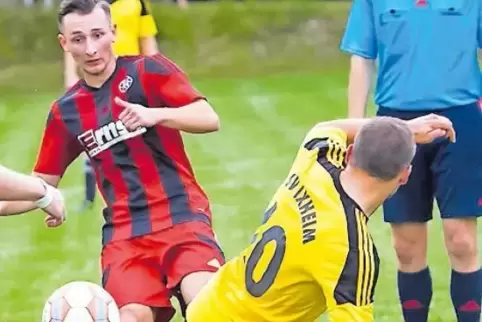 Im Vorjahr: TSC-Kicker Diego-Santto Enache (links) im Zweikampf mit Ixheims Philipp Koch.