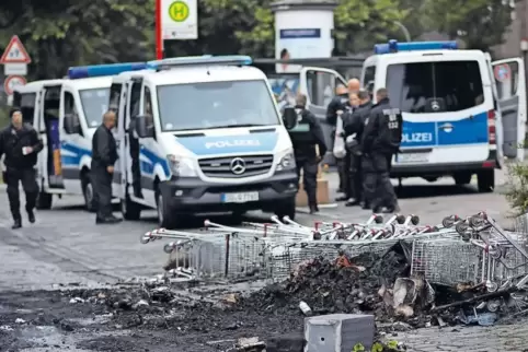 Arbeit für die Polizei: Bereich der Hamburger Schanzenstraße nach einer Verwüstung durch Randalierer am Samstag.