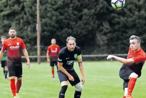 Erfolgreicher Turniereinstand: Der Berghausen (rot) besiegt in Hanhofen den ASV Harthausen mit 1:0.
