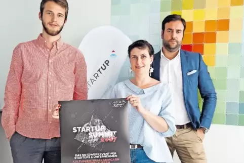 Kai Utzinger, Anne Katharina Farle und Alexander Fridhi von Start-up-Westpfalz werben mit einem Plakat für den ersten „Summit Sü