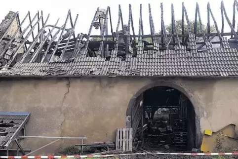 Die Scheune wurde von dem Feuer zerstört.