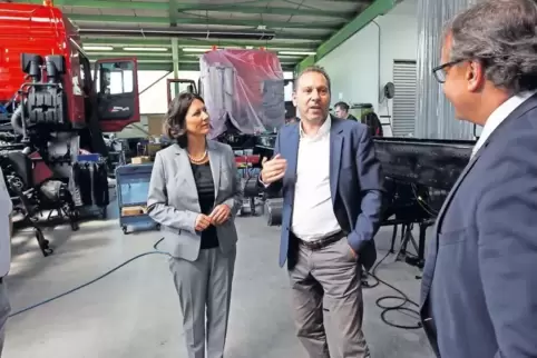 Hardy Bertsche (Mitte) erklärt Staatssekretärin Daniela Schmitt und Handwerkskammer-Geschäftsführer Ralf Hellrich, wie die Umrüs
