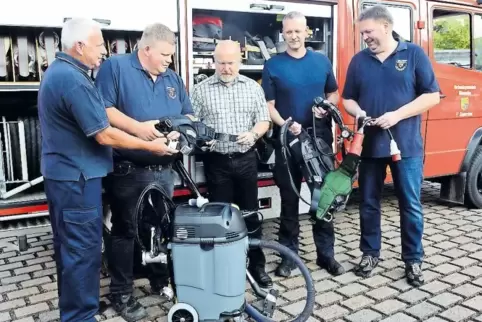 Freuten sich über die neusten Errungenschaften der Sippersfelder Feuerwehr (von links): Fördervereinsvorsitzender Udo Schmitt, W