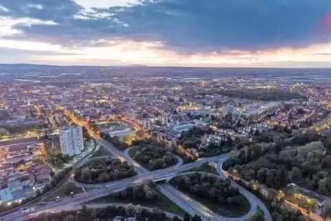 Von einer Drohne aus ist diese abendliche Stadtansicht fotografiert worden.