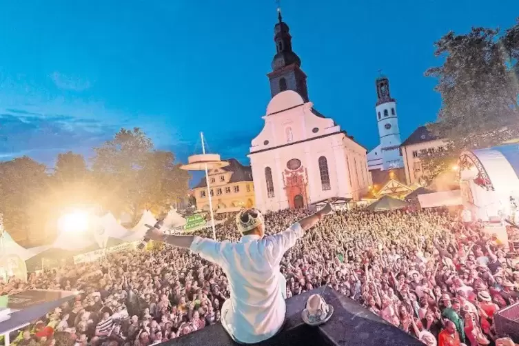 Die Innenstadt tobt: Hochstimmung beim Strohhutfest.