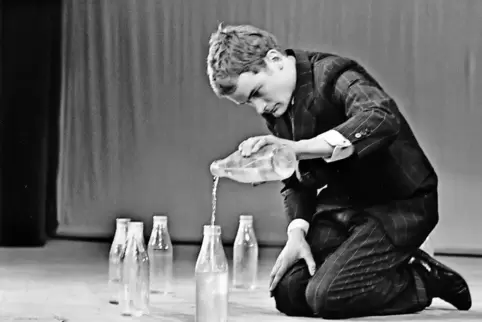 Tomas Schmit Anfang der 1960er Jahre bei seiner Performance mit Wasserflaschen, die ihn bekannt machte.