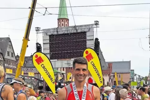 Glücklich im Ziel: Günther Stabel am vergangenen Sonntag in Frankfurt nach seinem ersten Ironman.
