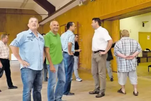 Vor der Sitzung verschafften sich die Mitglieder des Lauterecker Stadtrates einen Überblick über den Zustand des Turnerheimes.
