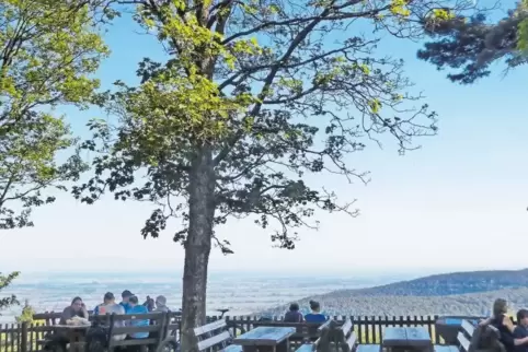 Eine Pause gehört auch dazu: Wanderer genießen die Abendstimmung am Hohe-Loog-Haus, der bewirtschafteten Schutzhütte des Pfälzer