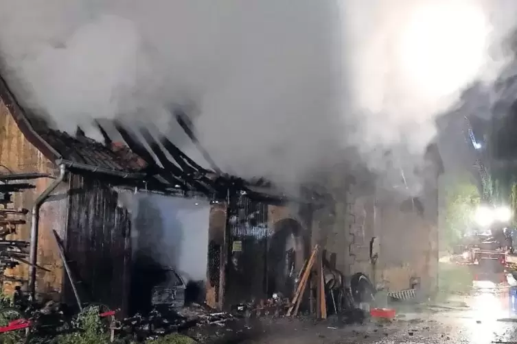 Die Feuerwehr konnte die Flammen nur von au&szlig;en bek&auml;mpfen ? die Scheune drohte einzust&uuml;rzen.