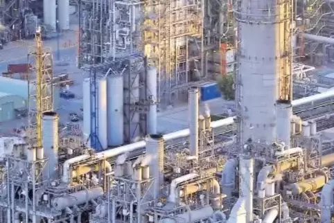 Der Steamcracker II ist die größte einzelne Anlage im BASF-Stammwerk. Er produziert aus Rohbenzin die Grundchemikalien Ethylen u