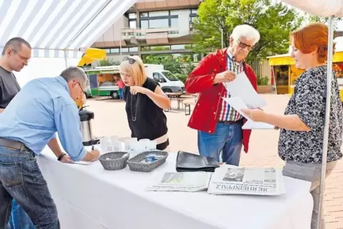 Immer ein offenes Ohr für unsere Leser: Doreen Reber (rechts), Thomas Busse (vorne, blaues Hemd) und Markus Müller (links).