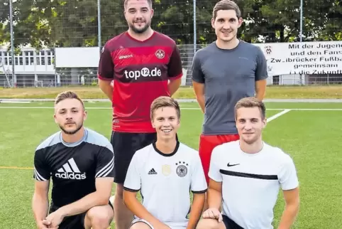 Coach Oliver Schneider und Co-Trainer Sascha Straß (hinten von links) bauen in Ixheim unter anderem auf diese Neuzugänge (vorne 