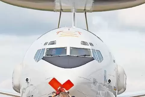 Die Bundeswehrsoldaten gehören zu den Besatzungen der Awacs-Aufklärungsflugzeuge.