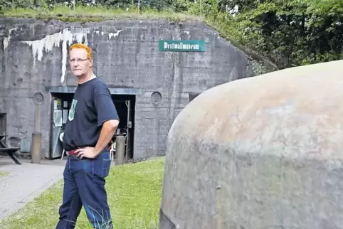 Museumsleiter Martin Robert Galle führt durch alle drei Bunker.