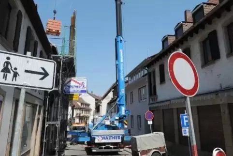  Foto: franck Geht in die fünfte Arbeitswoche: die Dachsanierung in der Wachenheimer Weinstraße. 