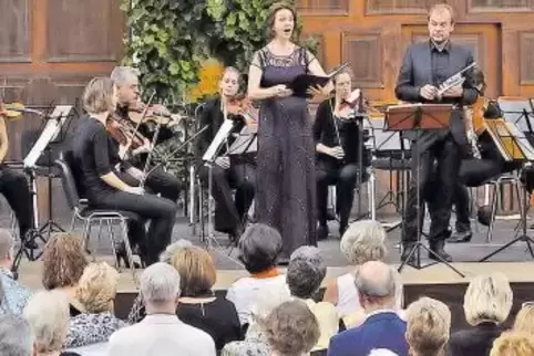 Zahlreiche Besucher lauschten am Samstagabend im Hof des Wachenheimer Weinguts Dr. Bürklin-Wolf der Musik.