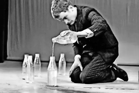 Pionier der Fluxus-Bewegung: Tomas Schmit Anfang der 1960er-Jahre bei seiner Performance mit Wasserflaschen, die ihn bekannt mac