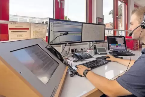 Kevin Aigner arbeitet in der neuen Feuerwehr-Einsatzzentrale in Edenkoben.