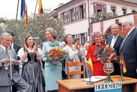 Juan Carlos (Zweiter von rechts) und Sophia (Dritte von links) waren das einzige Königspaar unter den Staatsgästen, die der ehem