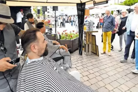 Attraktion am Samstag auf dem Kurpfalzplatz: Vorführungen des Barbershops Quagliata, hier Lorenzo Mazzuca (links) und Christian 
