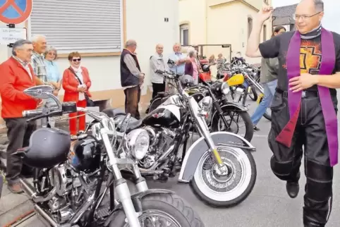 Motorradsegnung beim Kilianerfest: für Pfarrer Josef Metzinger (rechts) eine Aufgabe, die er als Gelegenheitsbiker sehr gern erf