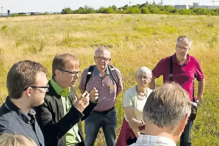 Landtagsmitglied und Landschaftsplaner Andreas Hartenfels (hellgrünes Hemd, braune Weste) erteilte einem 40 000-Quadratmeter-Möb