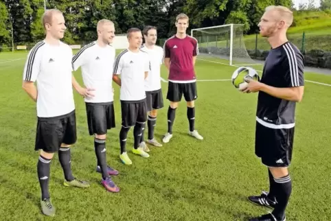 Der Trainer und die Neuzugänge: Benny Früh mit (von links) Tobias Kiefer, Christian Köpke, Andy Lindemann, Nico Purket und Björn