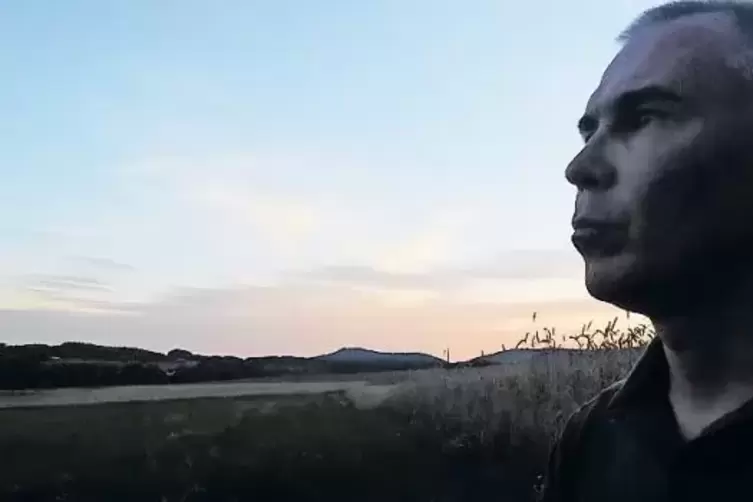Blaue Stunde: Die Nacht bricht herein, Flederm&auml;use und Rehe leisten dem Autor Gesellschaft.
