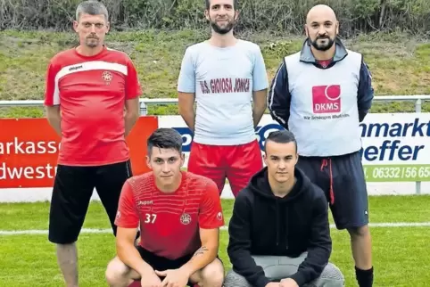 Jürgen Tüllner (hinten links), Trainer des B-Klassen-Aufsteigers TSC Zweibrücken II, will sich mit diesen Neuzugängen möglichst 