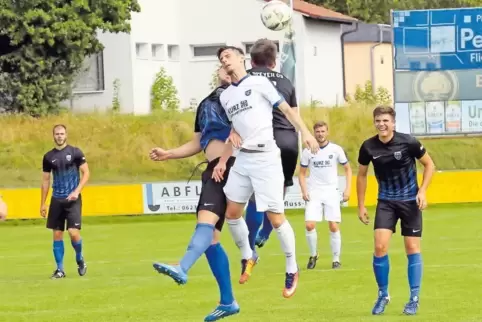 Große Sprünge im kleinen Finale: Mechtersheim (weiß) kämpft gegen den FC Speyer um Platz drei.