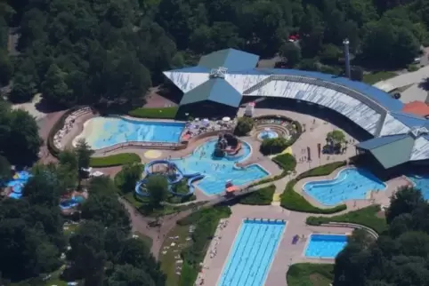 Die drei Unbekannten hatten versucht eine Eingangstür zum Badepark aufzuhebeln. Foto: Baumgartner 