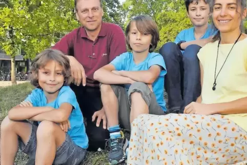 Tragen ihren Teil dazu bei, die Umwelt zu schonen: Leslie Schleese und Lars Müller mit ihren Söhnen Milo, Béla und Quinn (von li