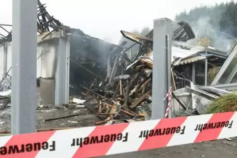 Nur noch ein Trümmerhaufen: die Aldi-Filiale in Wolfstein nach dem Brand im Oktober. Foto: M. Hoffmann