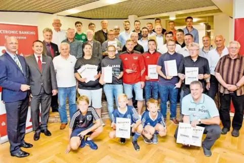 Lohn für Fairness: Die Ausgezeichneten freuen sich mit den Festrednern.