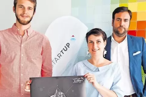 Kai Utzinger, Anne Katharina Farle und Alexander Fridhi von Start-up-Westpfalz werben mit einem Plakat für den ersten „Summit Sü