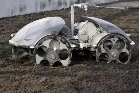 Mit diesem „Schwein“ genannten Roboter wird in der Trocknungsanlage der Klärschlamm belüftet und bewegt. Archivfoto: BOLTE