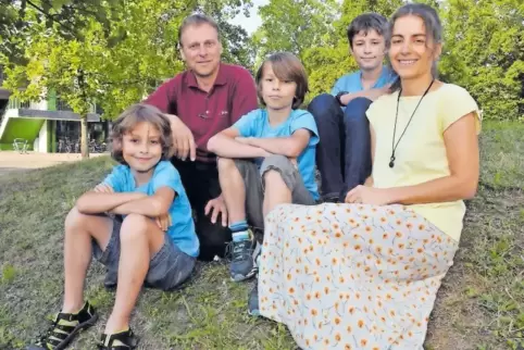 Tragen ihren Teil dazu bei, die Umwelt zu schonen: Leslie Schleese und Lars Müller mit ihren Söhnen Milo, Béla und Quinn (von li
