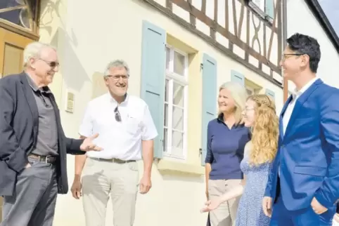 Sam Dellheim (rechts) besucht mit einer Freundin Amanda Olsen (Zweite von rechts) Mutterstadt, um mehr über seine Ahnen zu erfah