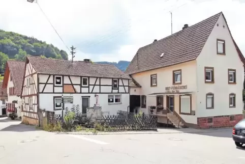 Die Grundstücksfrage des Hauses Schlossstraße, Ecke Kreuzwoog, sei sowieso im Ort bekannt gewesen, so die Auffassung der Klägeri