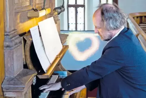 Love is all you need: Zu den einzelnen Liedern, die Gerhard Müller spielte, wurden passende Illustrationen von Bettina Lukasczyk