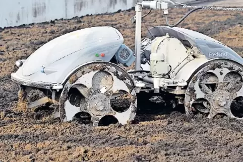 Mit diesem „Schwein“ genannten Roboter wird in der Trocknungsanlage der Klärschlamm belüftet und bewegt.