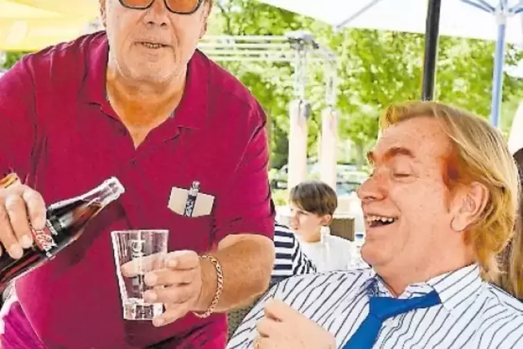 Redaktionswirt Angelo schenkt &bdquo;Ernesto&ldquo; Merkel ein.