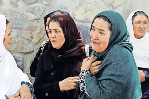 Beklagen den Verlust von Angehörigen: Frauen vor einem Hospital in Kabul.